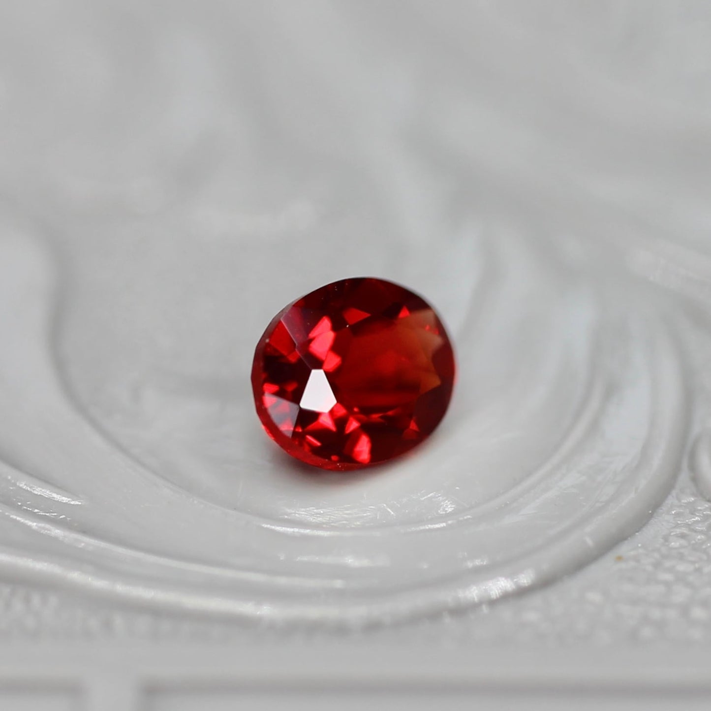レッドラブラドライト 0.32ct オーバルカット 5.2mm×4.2mm×3.0mm【MJ2698】
