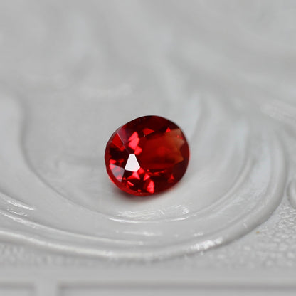 レッドラブラドライト 0.32ct オーバルカット 5.2mm×4.2mm×3.0mm【MJ2698】