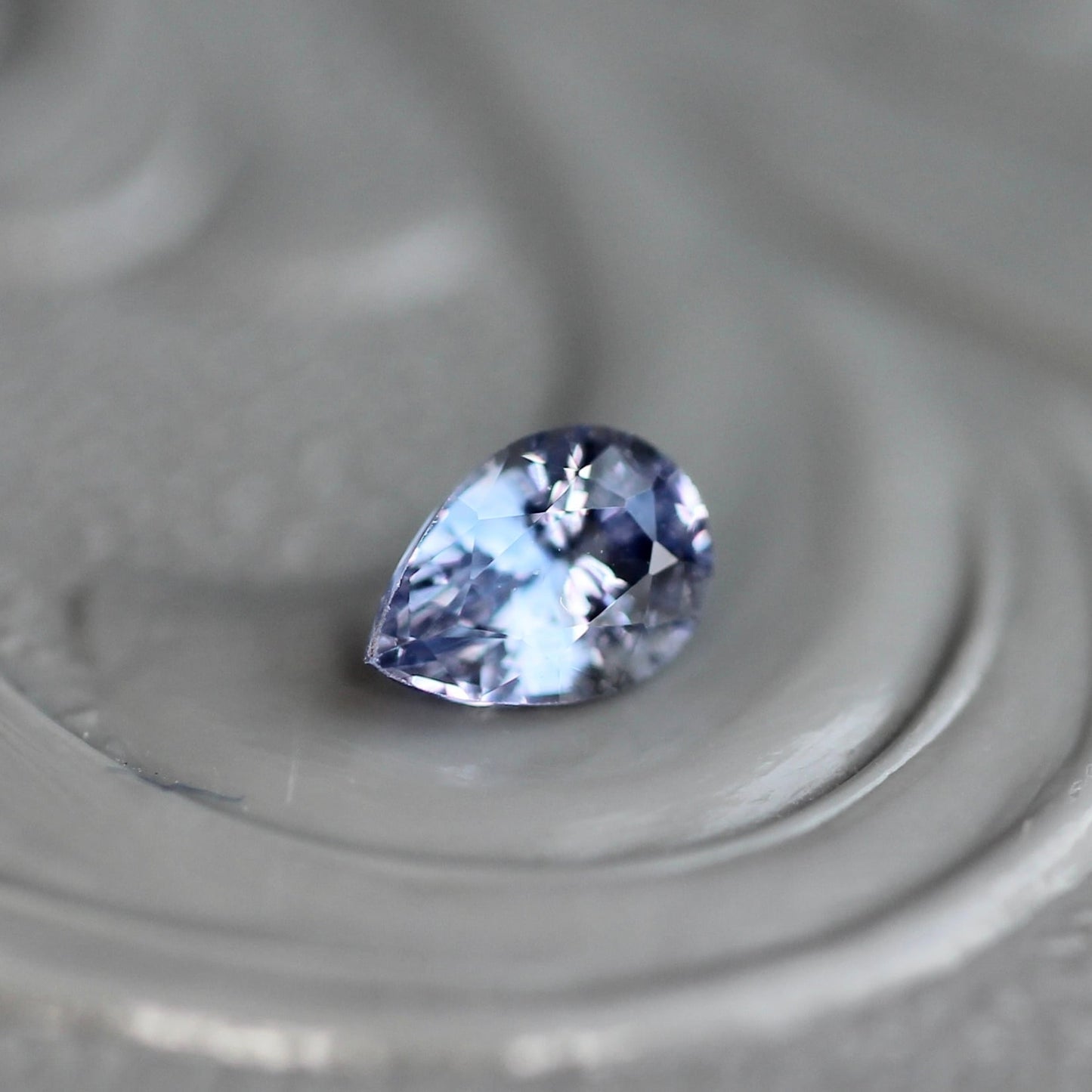 バイカラーサファイア 0.2ct  4×3mm ペアシェイプカット 【MJ2459】