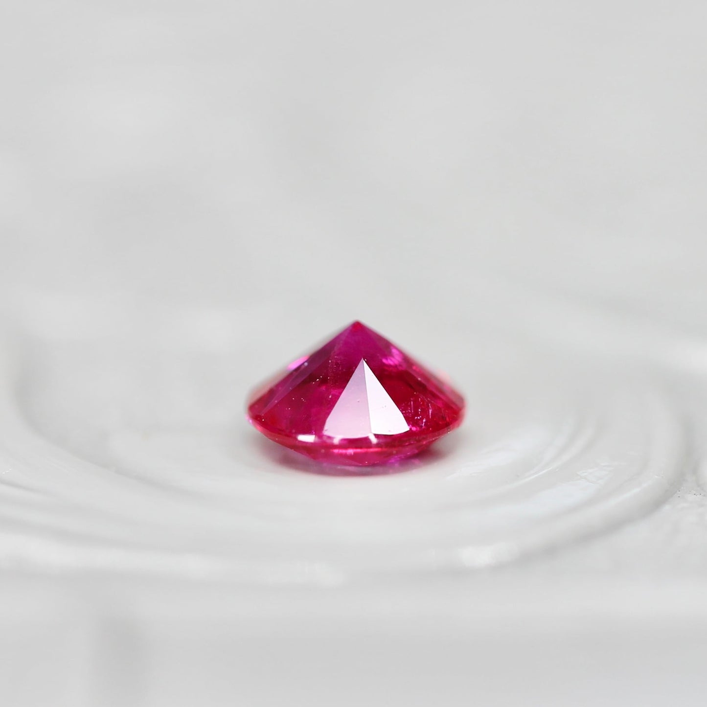 ルビー 0.41ct ラウンドカット  4.2mm×4.2mm×2.1mm【MJ2729】