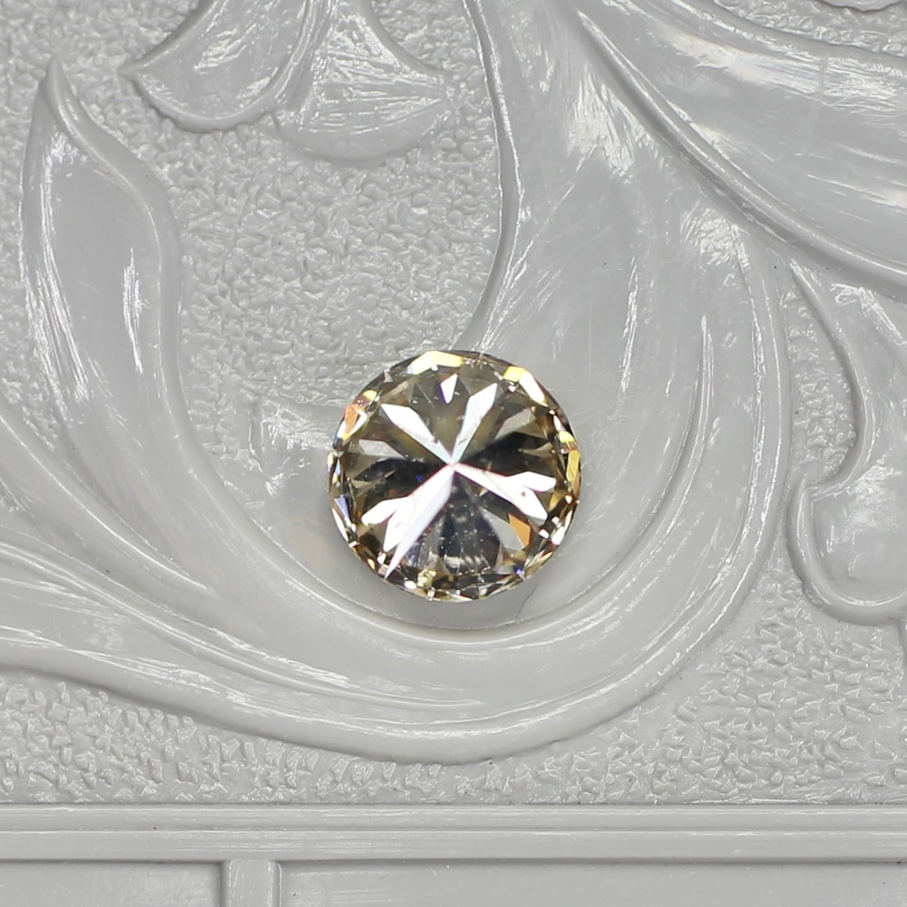 シャンパンブラウンダイヤモンド 0.664ct  VS-2 Very Good ラウンドブリリアントカット【MJ2680】