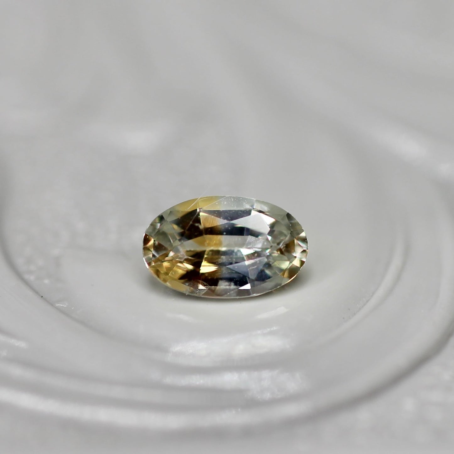 モンタナサファイア 0.25ct オーバルカット  4.7mm×2.9mm×2.0mm【MJ2733】