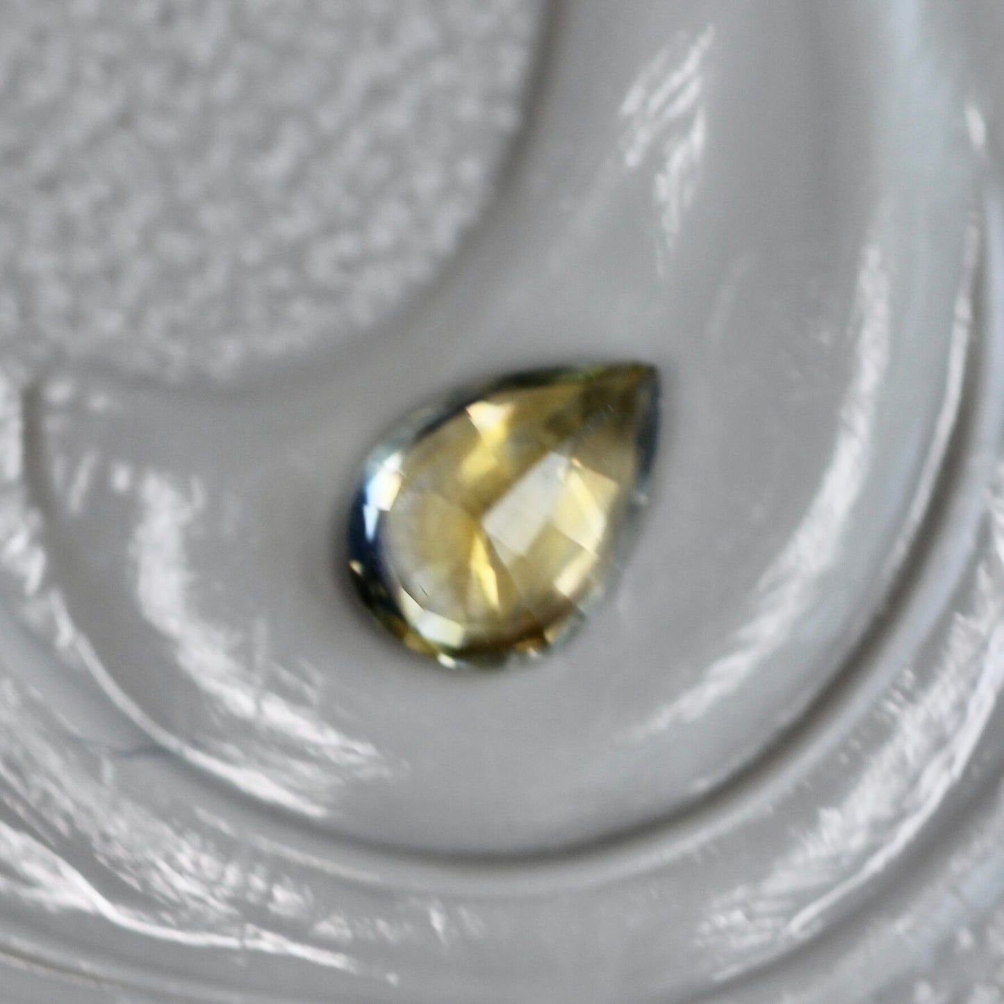 バイカラーサファイア 0.165ct ペアシェイプカット 4mm×3mm 【MJ2458】