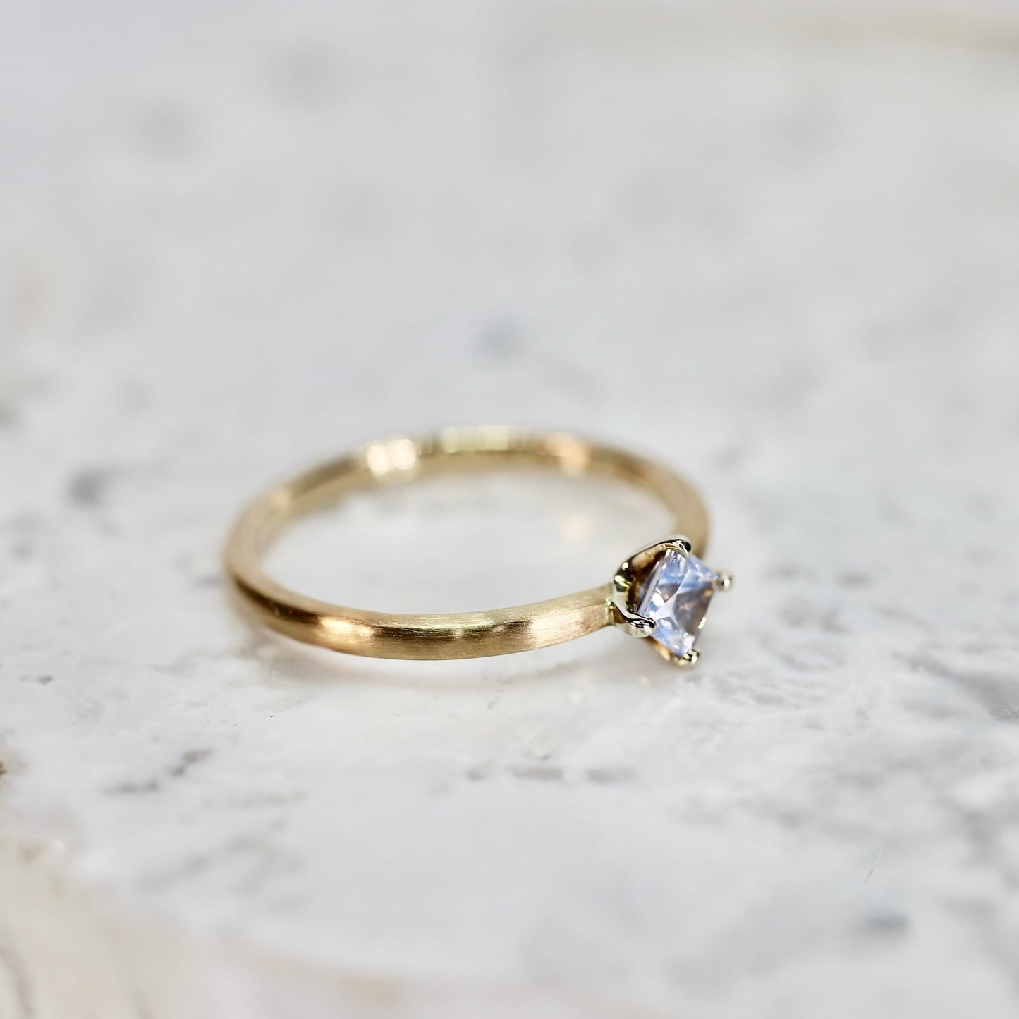 シルキーホワイトサファイア 0.3ct プリンセスカット K10WG×K10YG 4本爪(立て爪)×テーパーアーム(マット)【MJ2845】