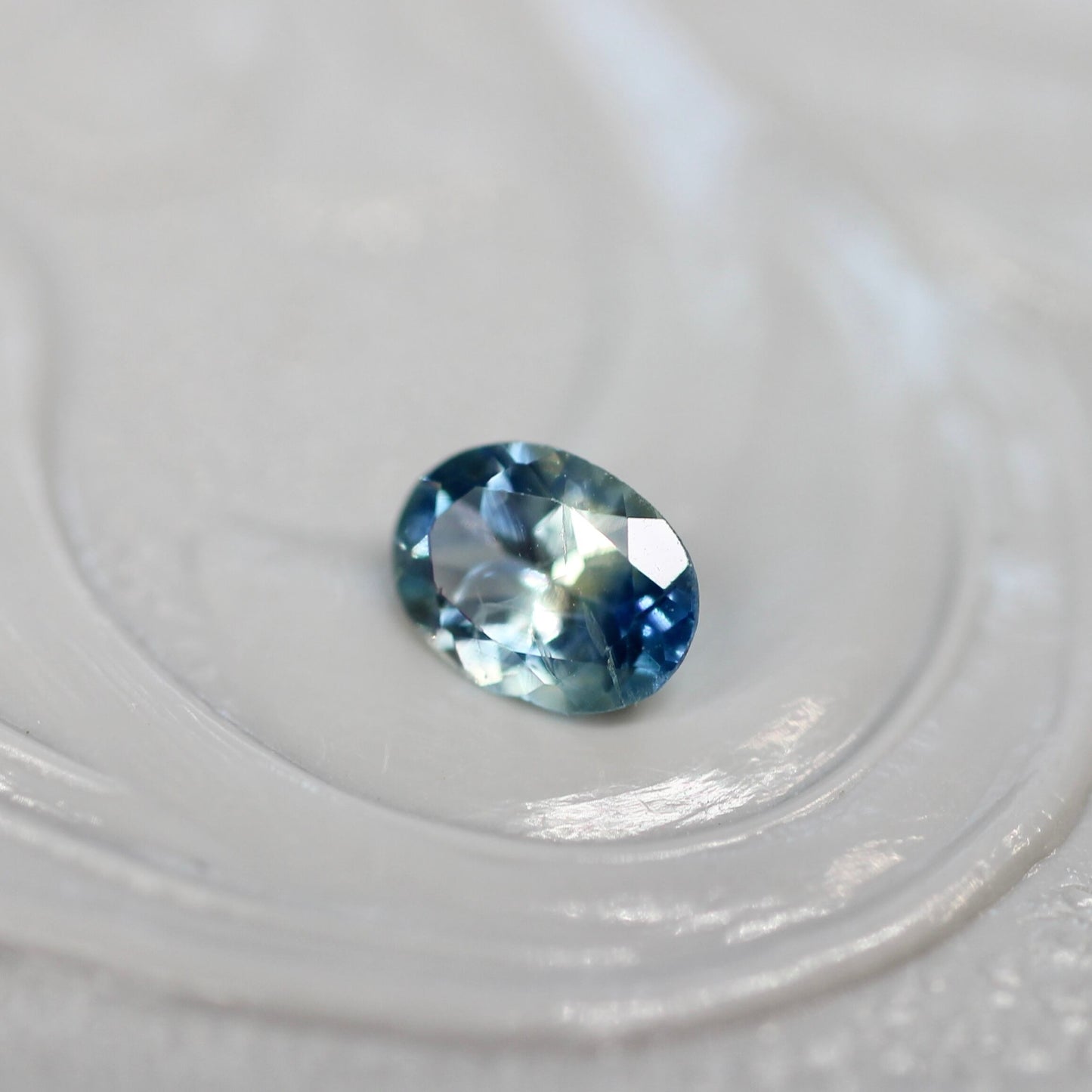 モンタナサファイア 0.19ct オーバルカット 3.7mm×2.6mm×1.7mm  【MJ2637】