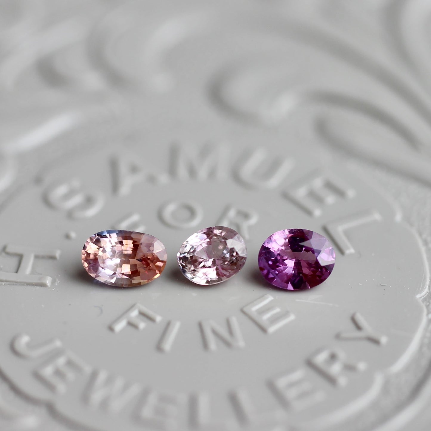 パープルサファイア 0.2ct オーバルカット 4mm×3.2mm 【MJ2462】