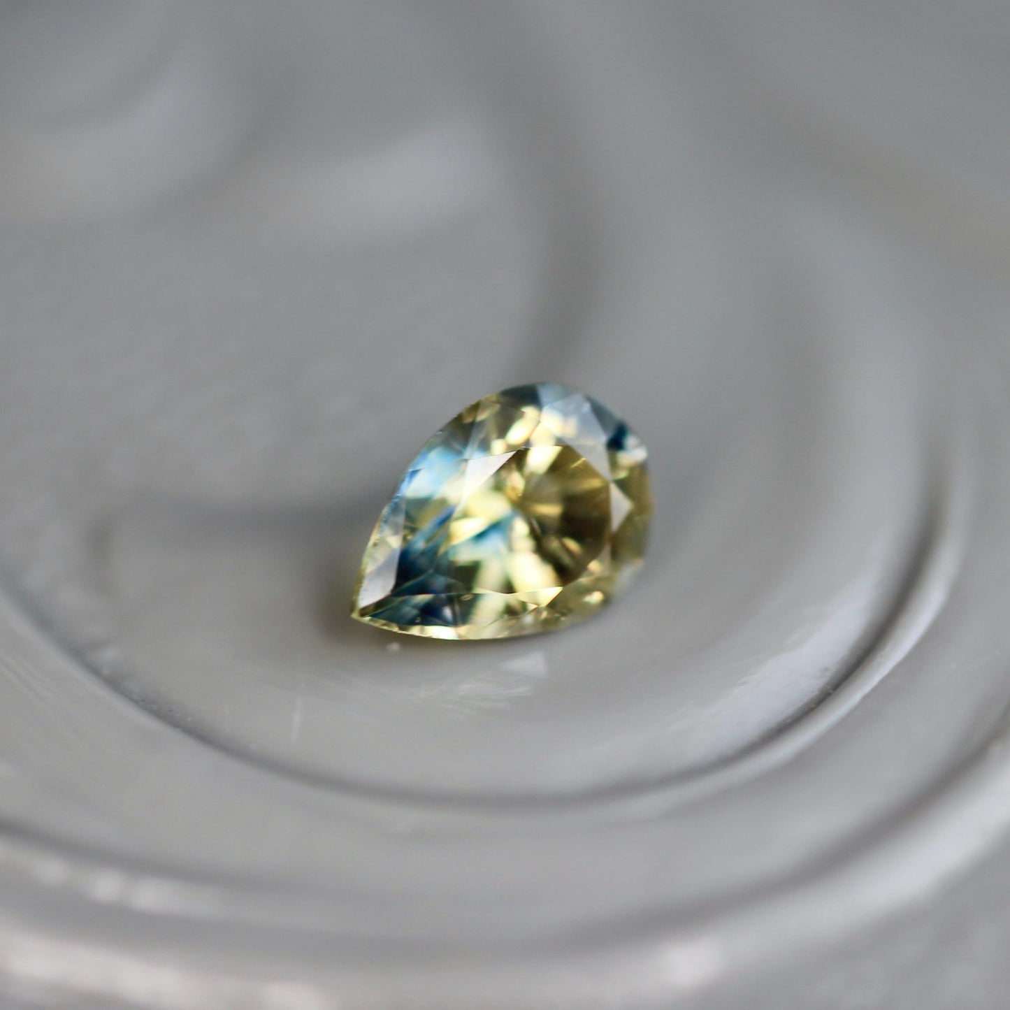 バイカラーサファイア 0.165ct ペアシェイプカット 4mm×3mm 【MJ2458】