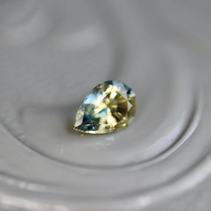 バイカラーサファイア 0.165ct ペアシェイプカット 4mm×3mm 【MJ2458】