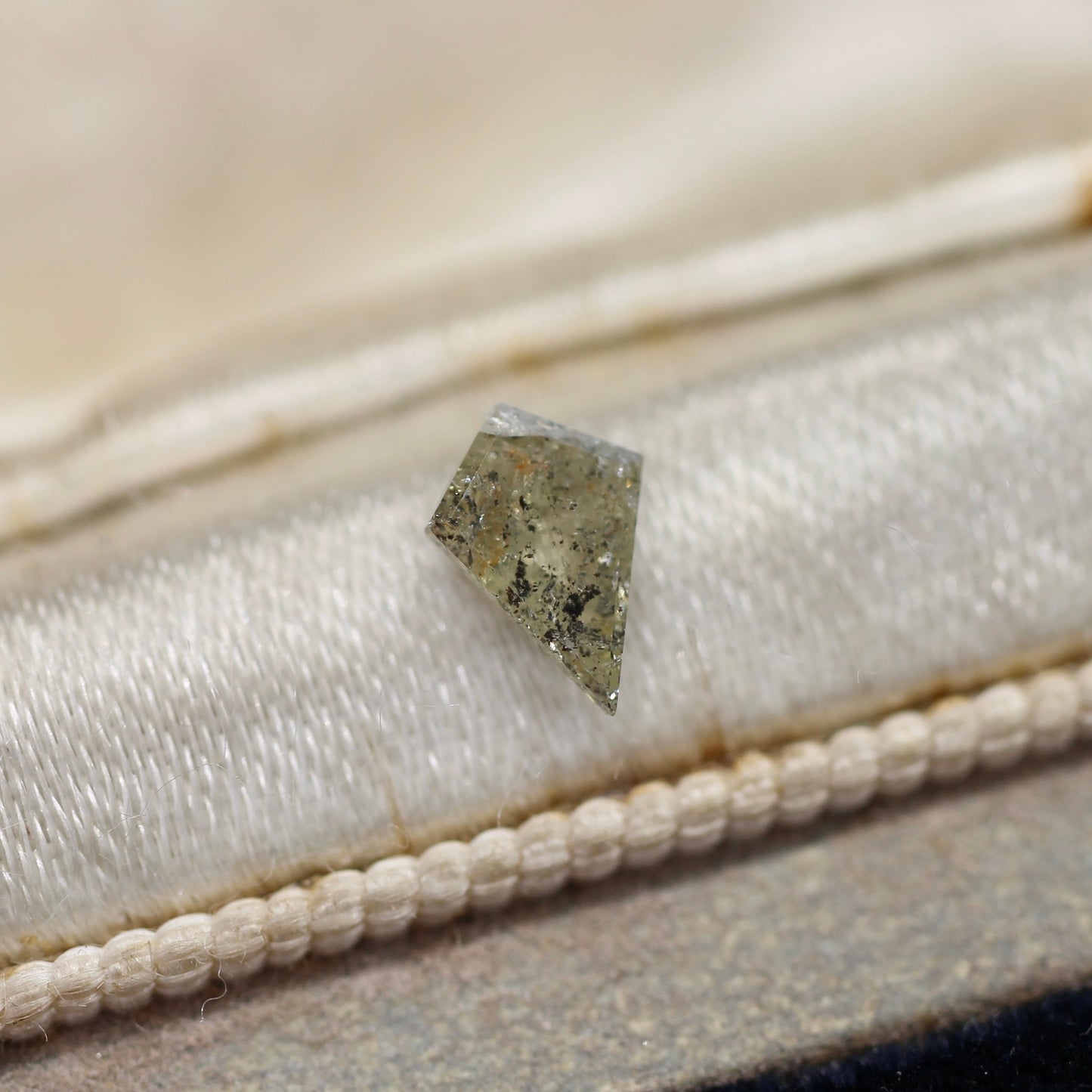 シールドカット ナチュラルダイヤモンド 0.31ct 6.0mm×4.0mm-1.2mm 【MJ2494】