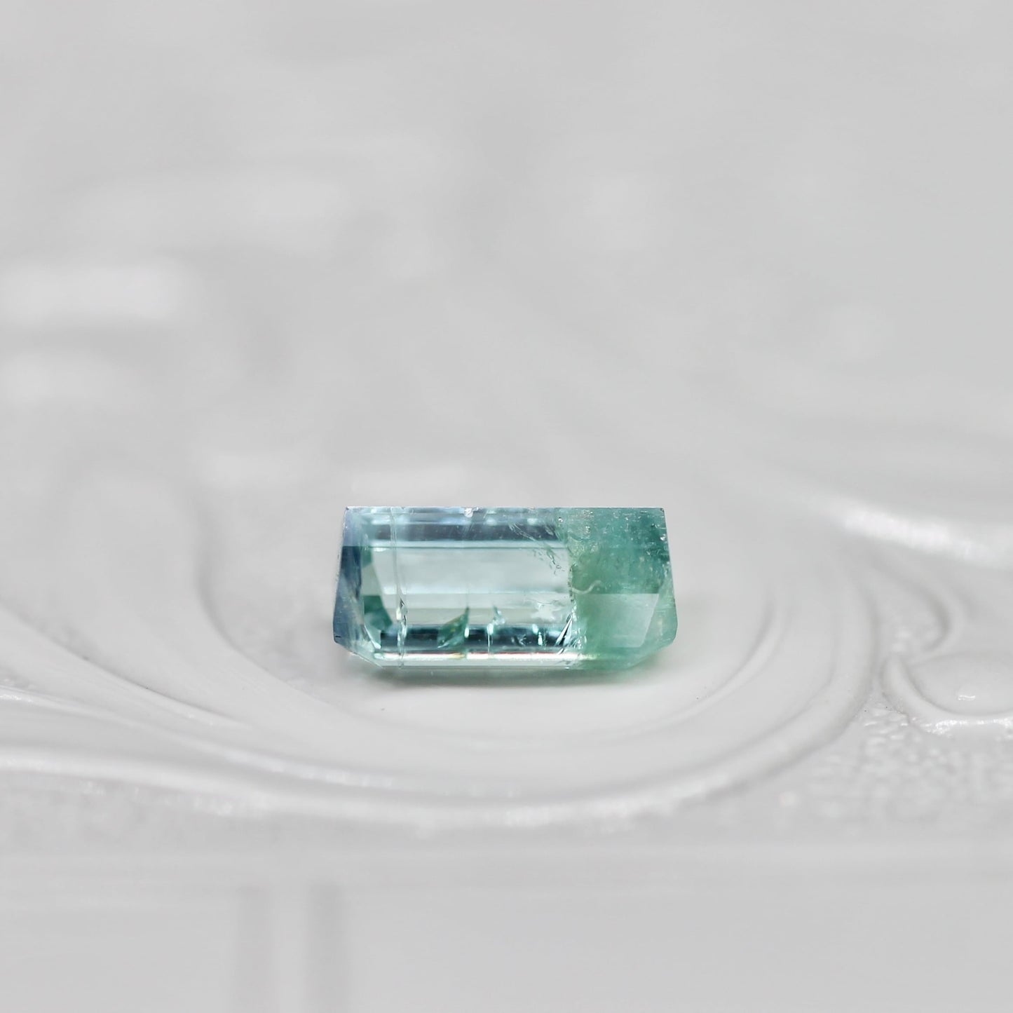 バイカラートルマリン 0.76ct エメラルドカット 7.1mm×3.7mm×3.3mm【MJ2652】