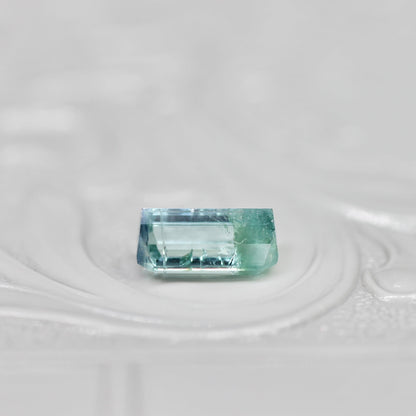バイカラートルマリン 0.76ct エメラルドカット 7.1mm×3.7mm×3.3mm【MJ2652】