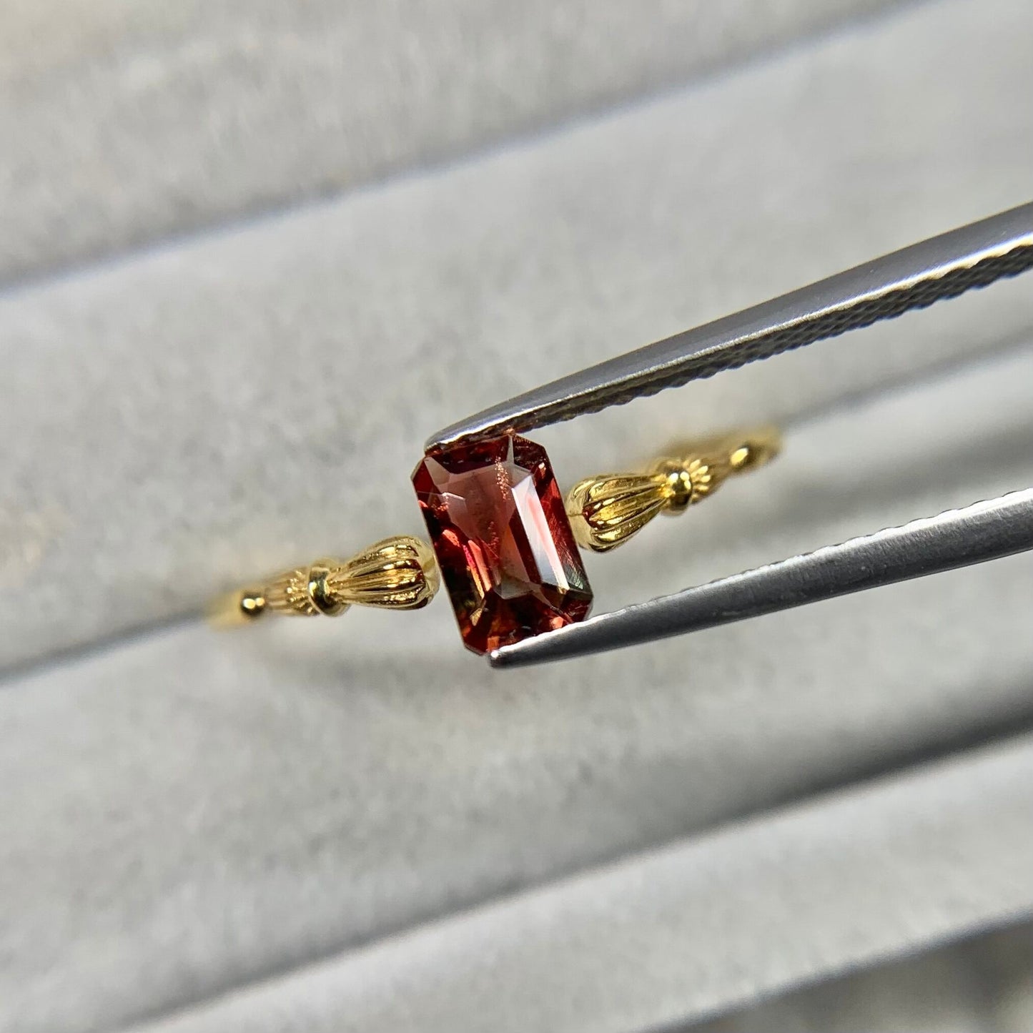 エメラルドカット バイカラーラブラドライト 0.54ct 3.7mm×5.7mm-2.7mm 【MJ2509】