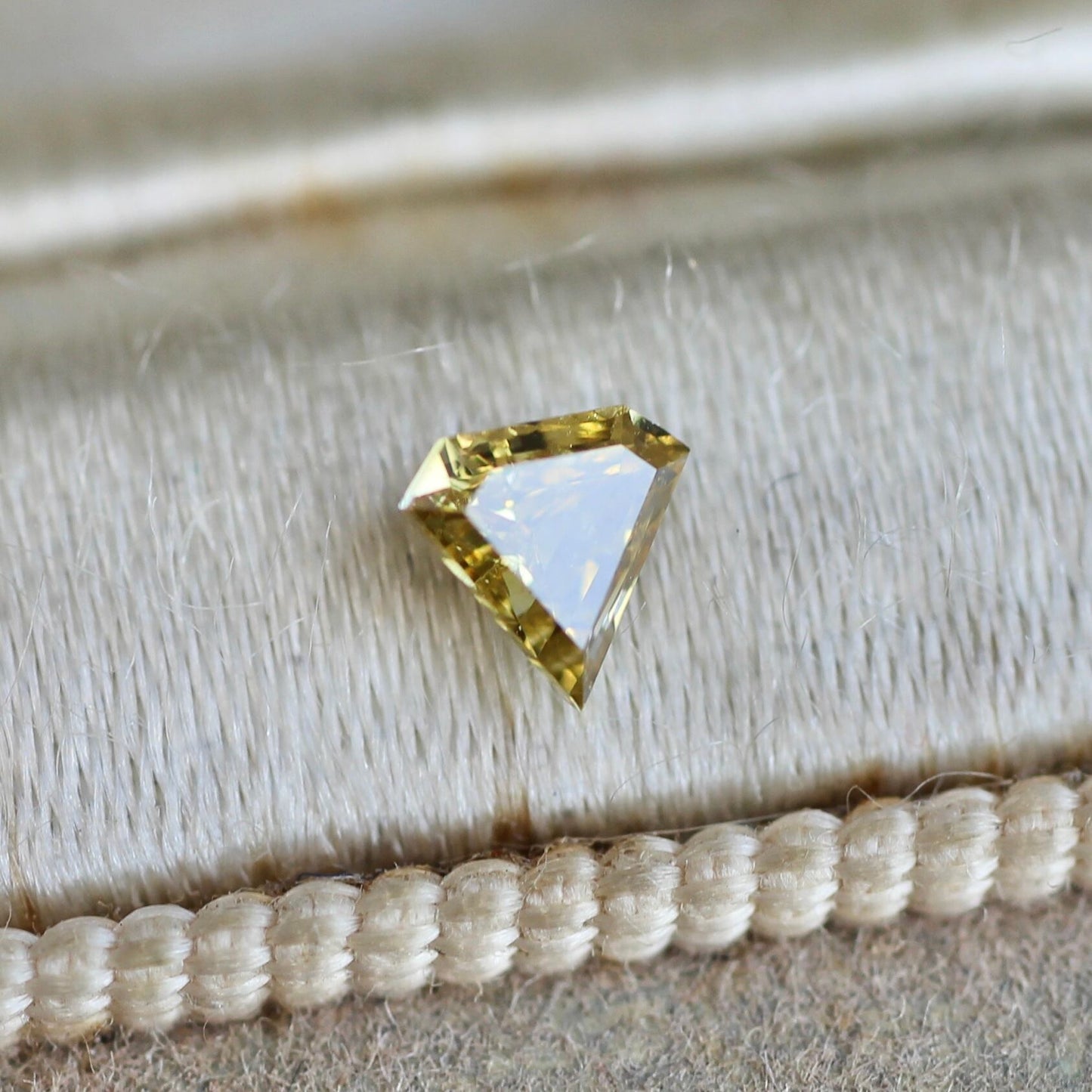 ダイヤカット オリーブブラウンダイヤモンド 0.14ct 3.7mm×3.8mm-1.6mm 【MJ2468】