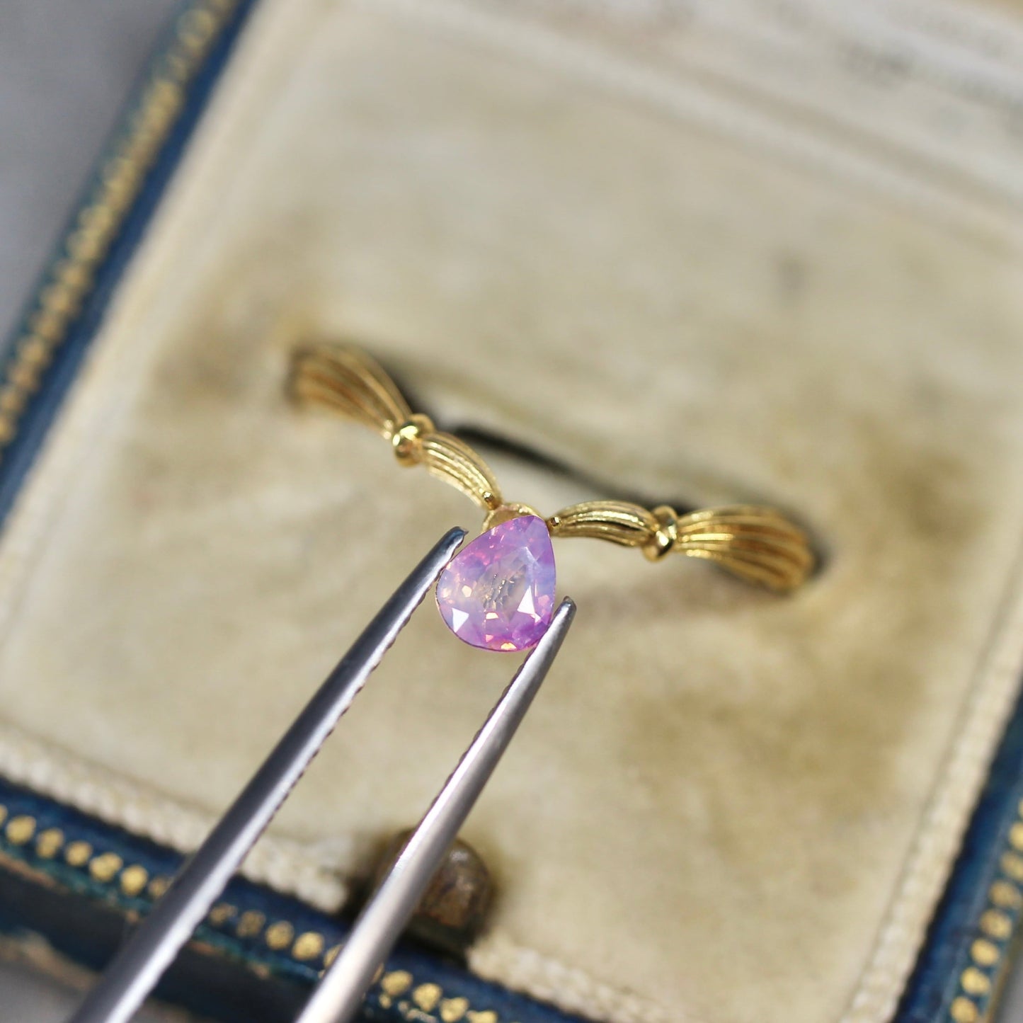 ペアシェイプカット シルキーパープルピンク バイカラーサファイア　0.31ct  4.3mm×3.4mm×1.8mm 【MJ2520】