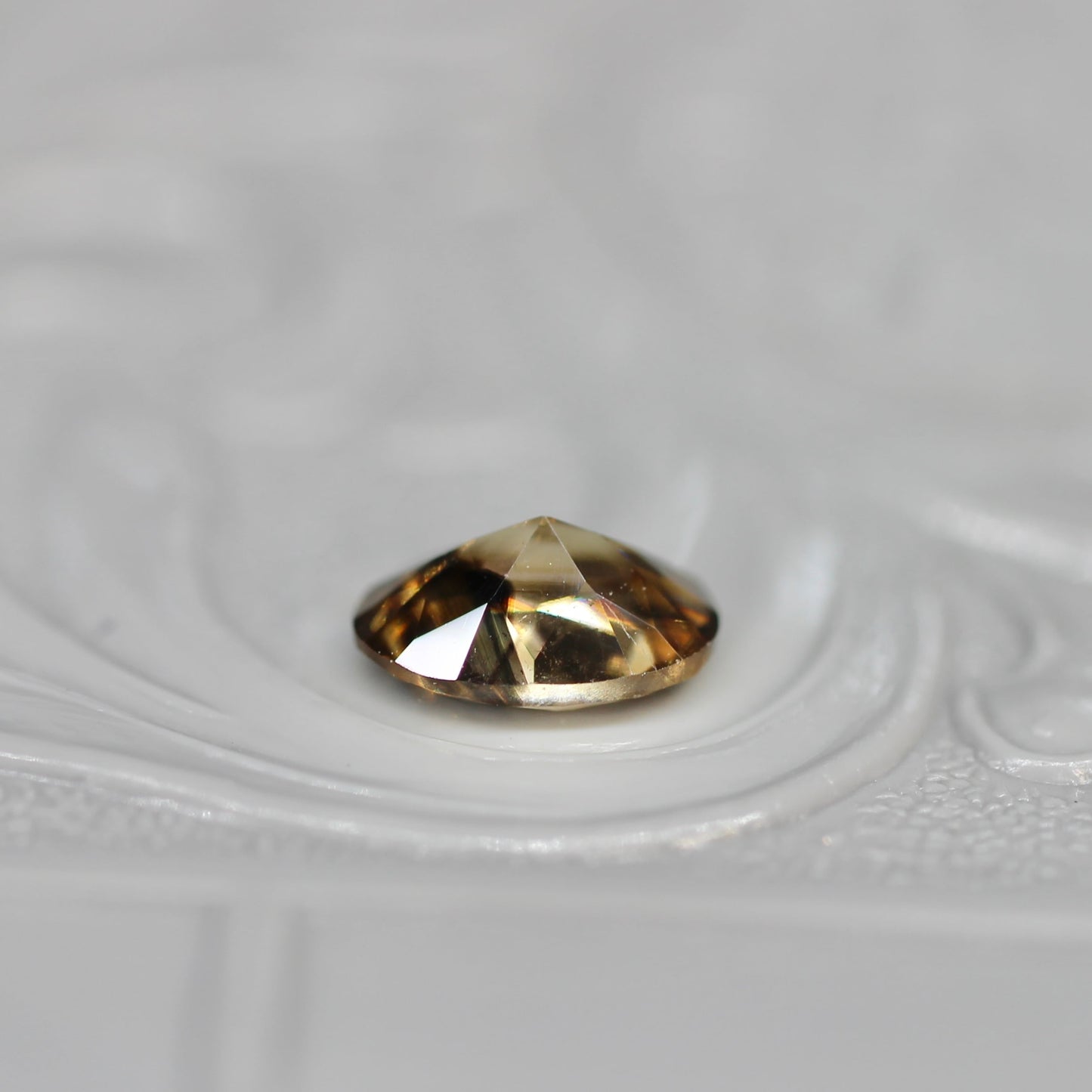 オーバルカット バイカラーキャシテライト 1.33ct 6.2mm×4.1mm×2.7mm【MJ2615】