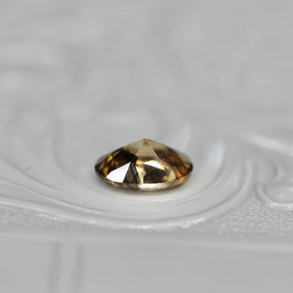オーバルカット バイカラーキャシテライト 1.33ct 6.2mm×4.1mm×2.7mm【MJ2615】