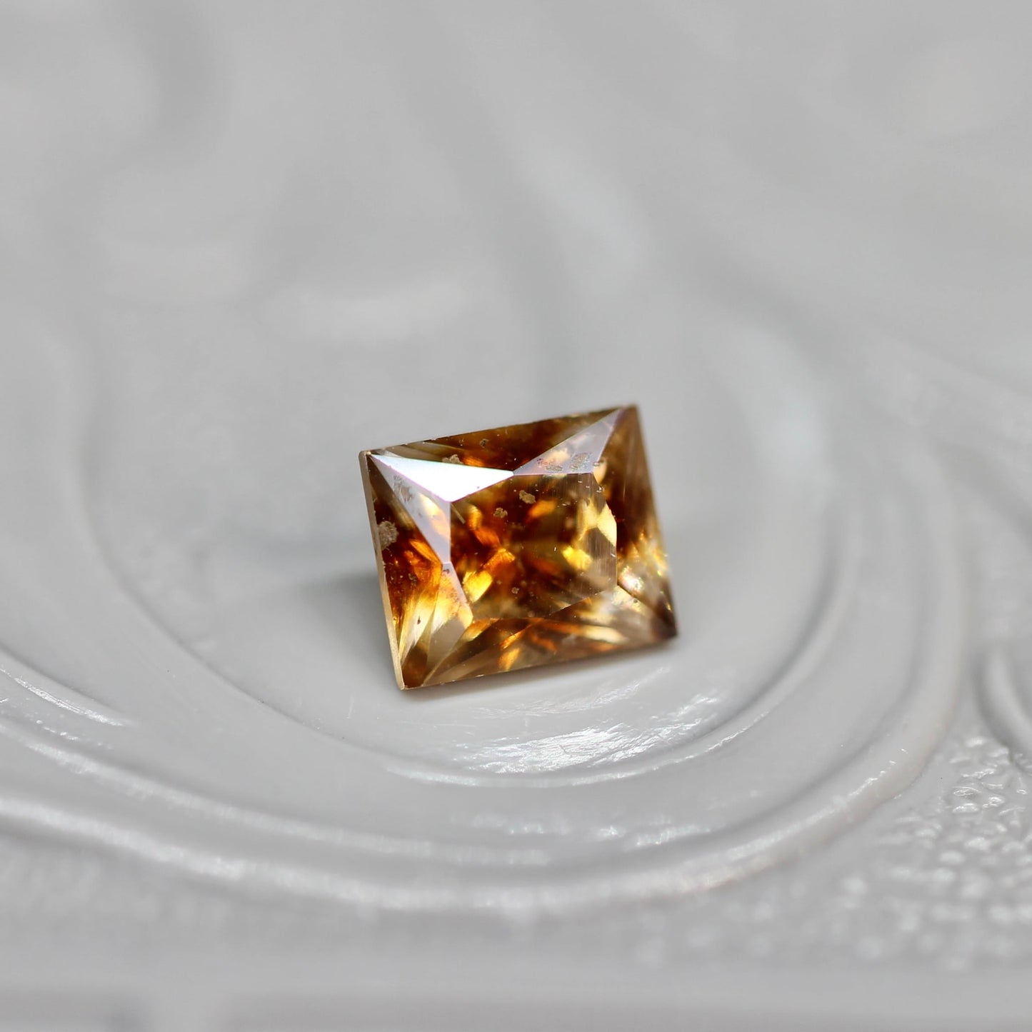 スクエアカット バイカラーキャシテライト 0.85ct 4.1mm×3.6mm×2.2mm【MJ2616】