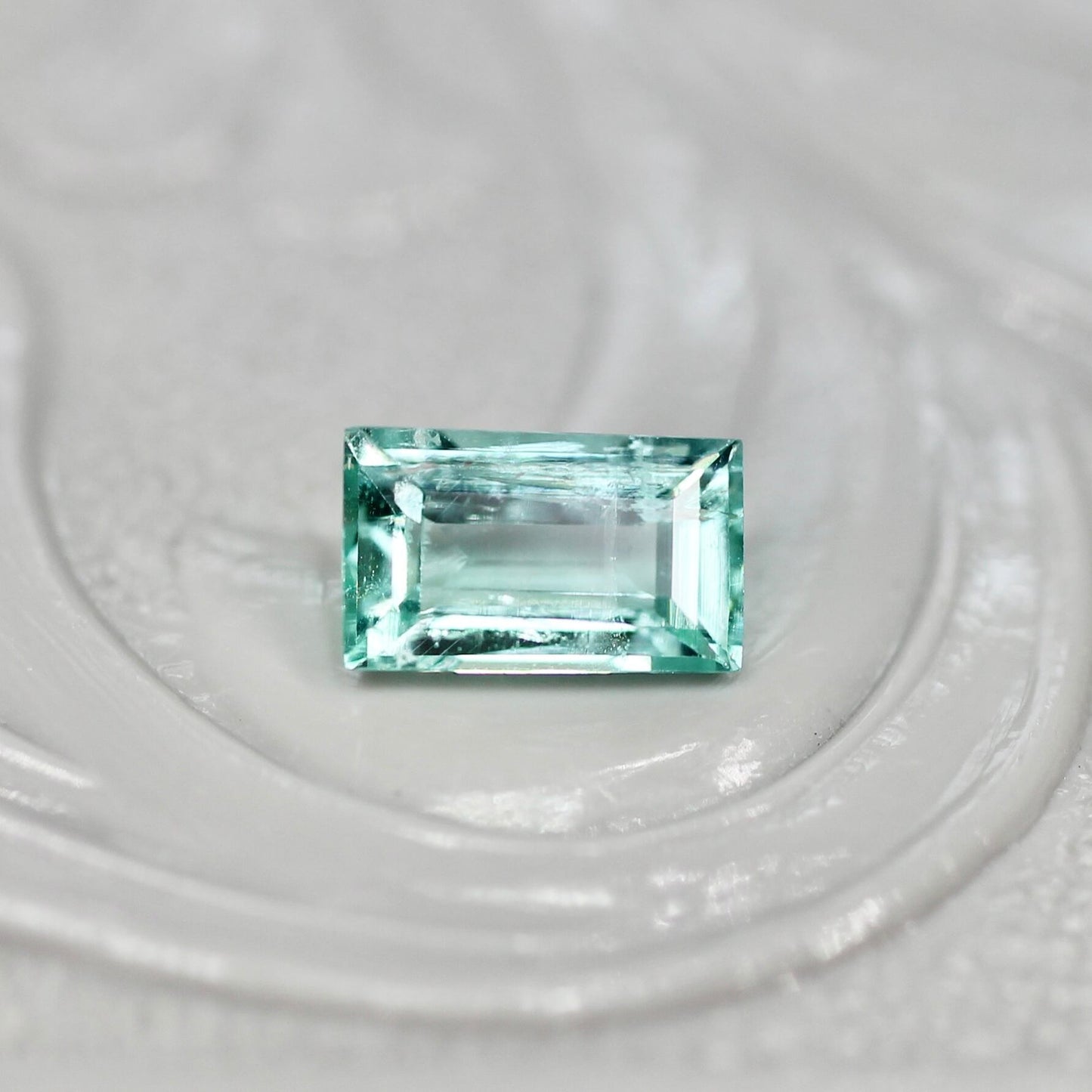 パライバカラーベリル 0.24ct スクエアカット 5.3mm×3.2mm×2.2mm【MJ2717】