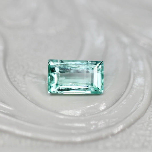 パライバカラーベリル 0.24ct スクエアカット 5.3mm×3.2mm×2.2mm【MJ2717】