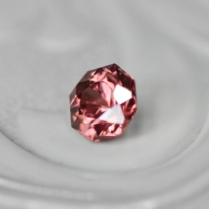 ピンクジルコン 0.34ct オクタゴンカット 3.9mm×3.9mm×2.8mm【MJ2701】