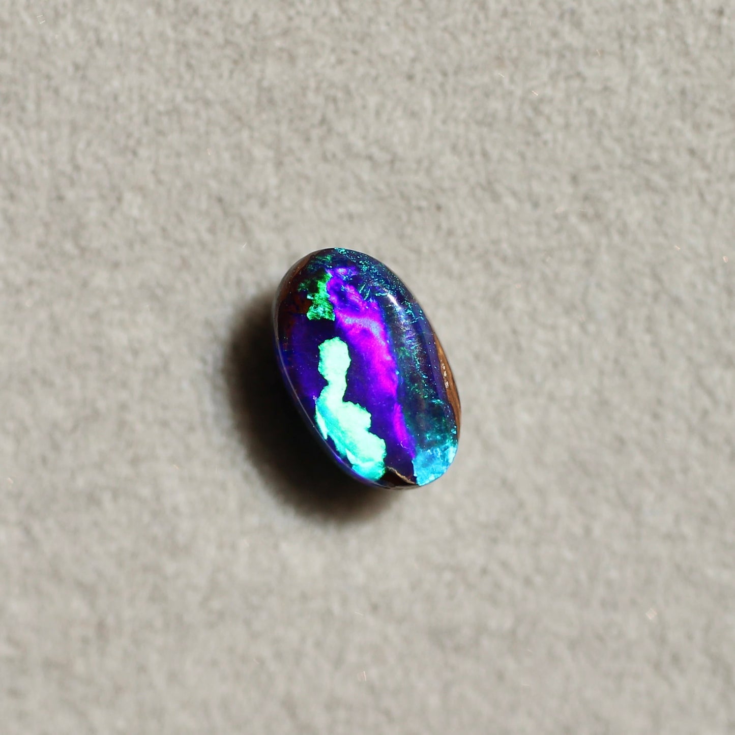 ブラックオパール 0.70ct オーバルカボションカット 7.0mm×4.5mm×2.8mm【MJ2649】