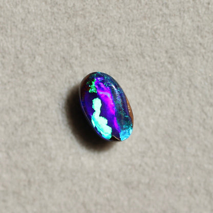 ブラックオパール 0.70ct オーバルカボションカット 7.0mm×4.5mm×2.8mm【MJ2649】