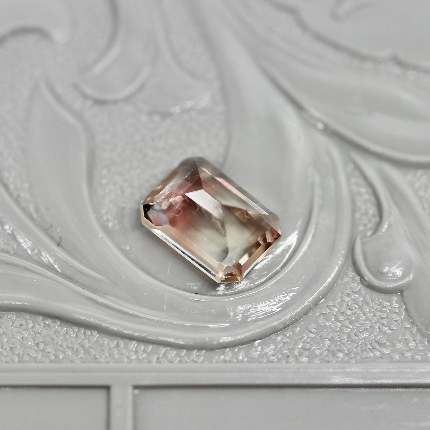 エメラルドカット バイカラーラブラドライト 0.82ct 6.5mm×4.4mm-3.1mm 【MJ2513】