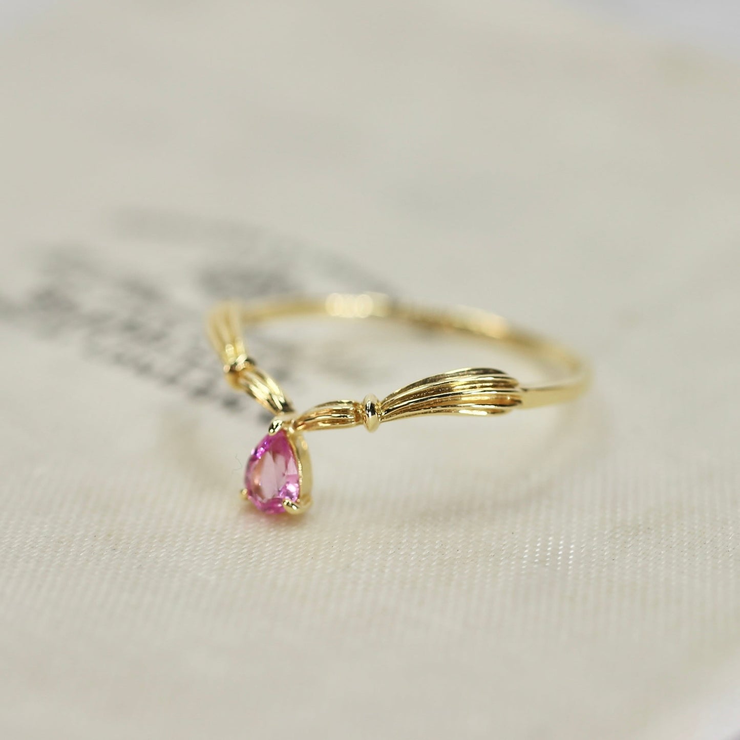 パパラチアサファイア 0.151ct ペアシェイプカット K18YG 3本爪×アンティークVアーム【MJ2847】