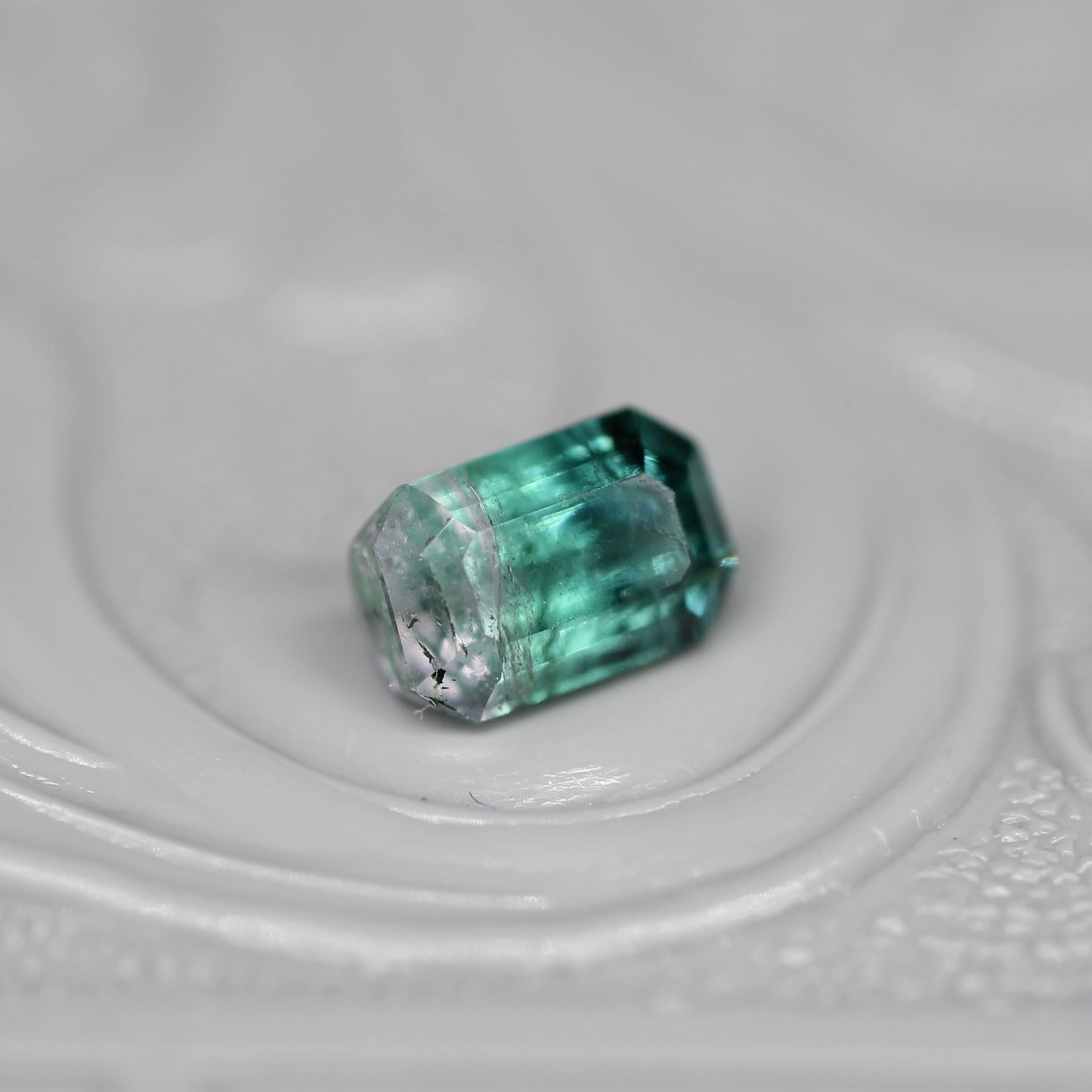 バイカラートルマリン 0.51ct エメラルドカット 5.4mm×3.6mm×2.1mm【MJ2653】