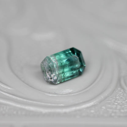 バイカラートルマリン 0.51ct エメラルドカット 5.4mm×3.6mm×2.1mm【MJ2653】