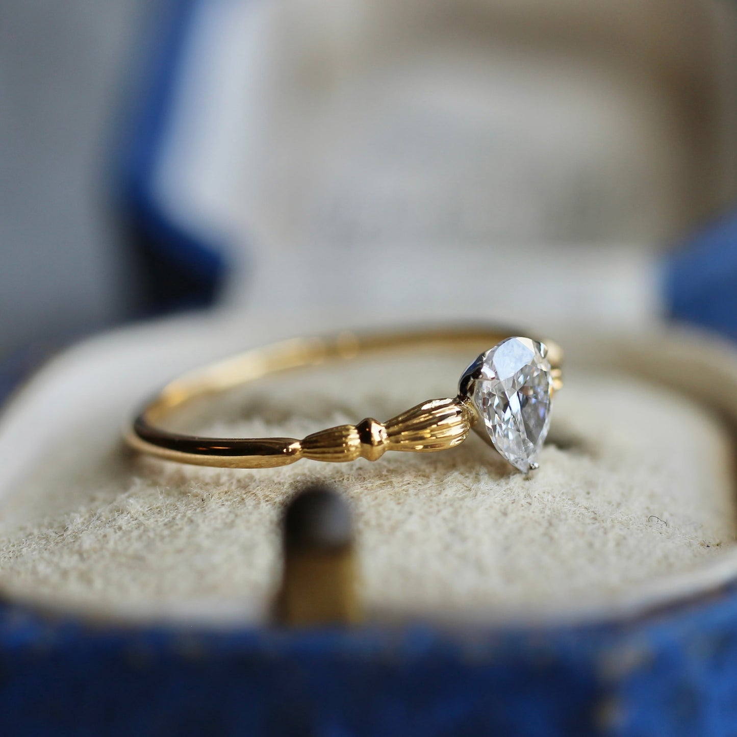 無色ダイヤモンド 0.370ct ペアシェイプカット 爪留め×アンティークアーム リング K18YG Pt900 【MJ2404】