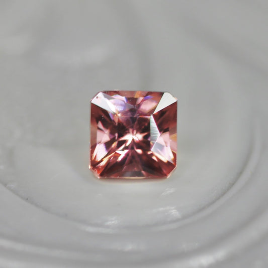 ピンクジルコン 0.36ct ラディアントカット 3.7mm×3.7mm×2.8mm【MJ2703】