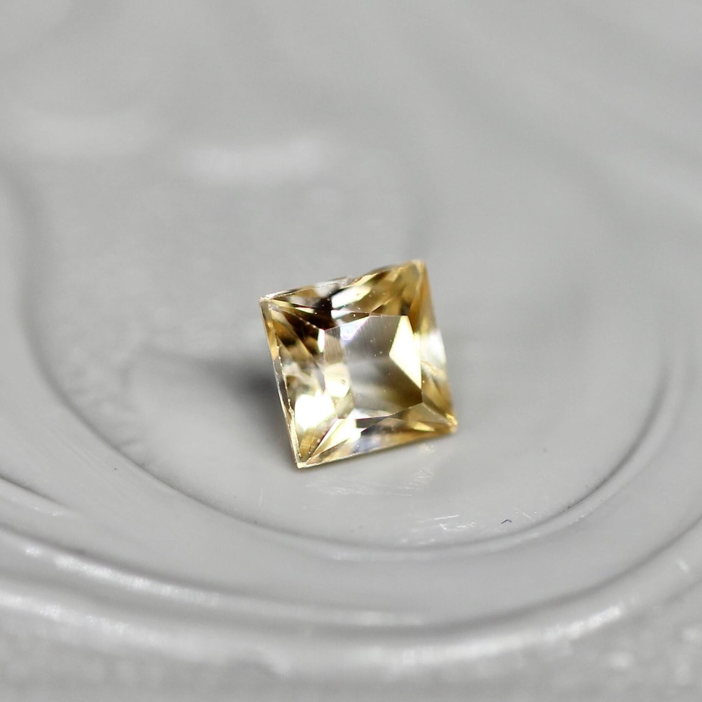 バイカラーサファイア 0.24ct スクエアカット 3.2mm×3.2mm×2.2mm【MJ2689】