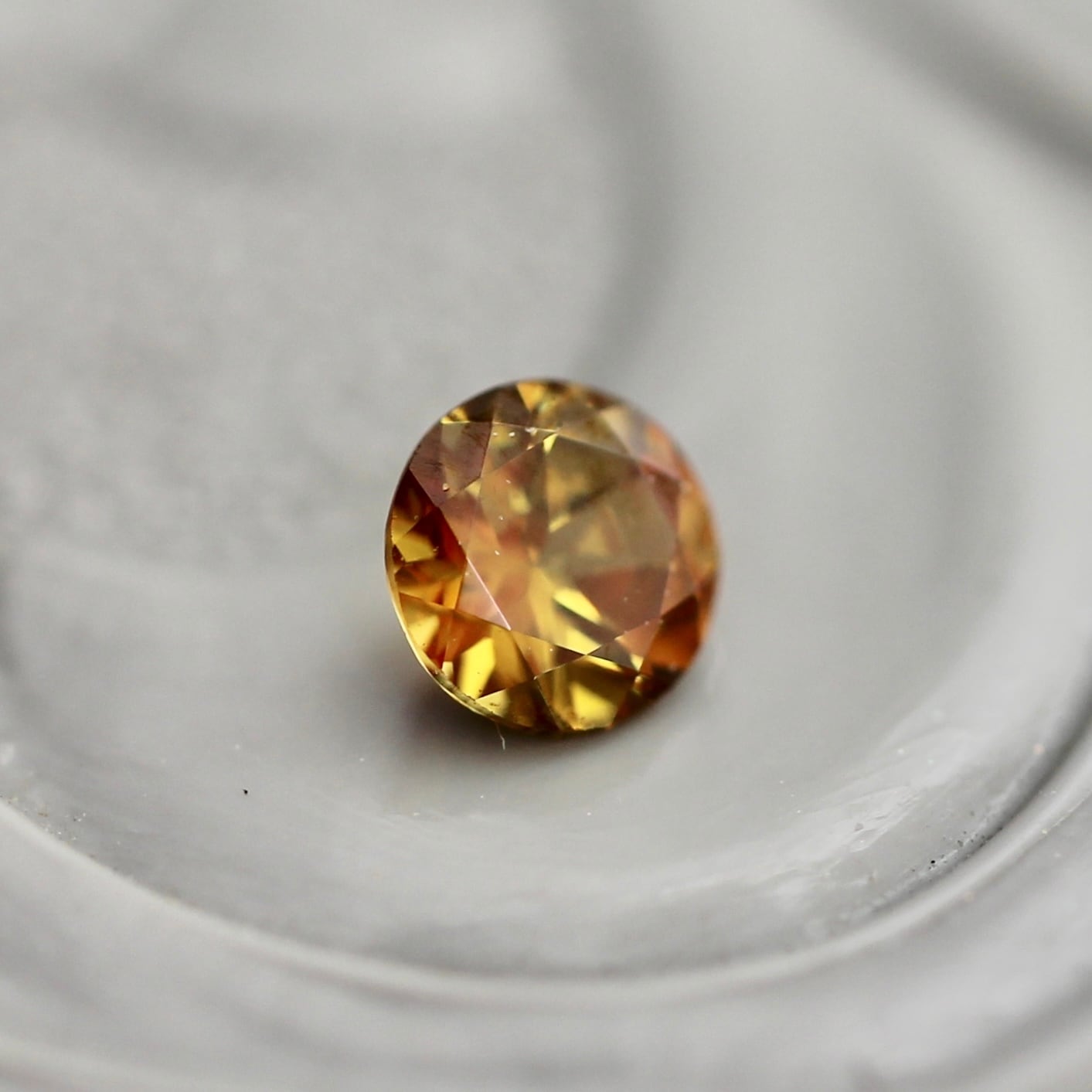 スフェーン 0.12ct 3mm 【MJ2428】