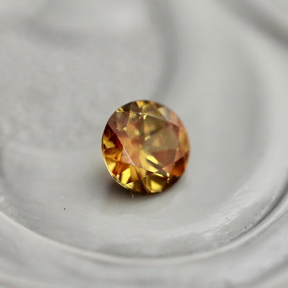 スフェーン 0.12ct 3mm 【MJ2428】