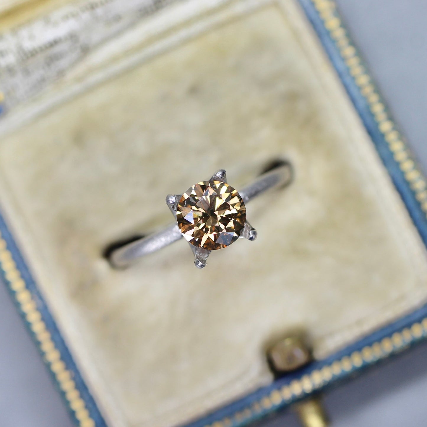 コニャックブラウンダイヤモンド 0.917ct VS-2 Very Good ラウンドブリリアントカット【MJ2677】