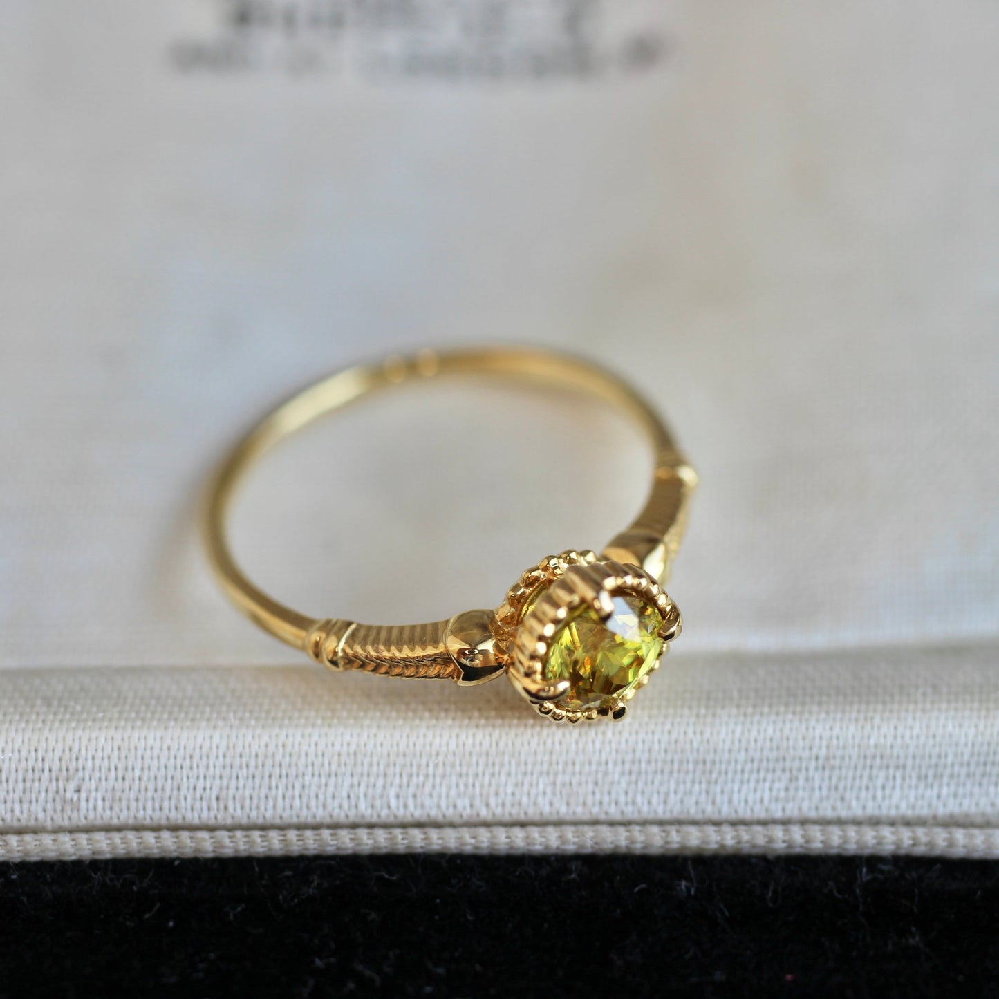 スフェーン0.56ct K18YG ミルフレーム×ヘリンボーンアーム リング 【MJ2405】