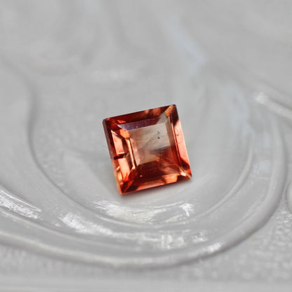 バイカラーラブラドライト 0.31ct スクエアカット 4.2mm×4.2mm×2.7mm【MJ2697】