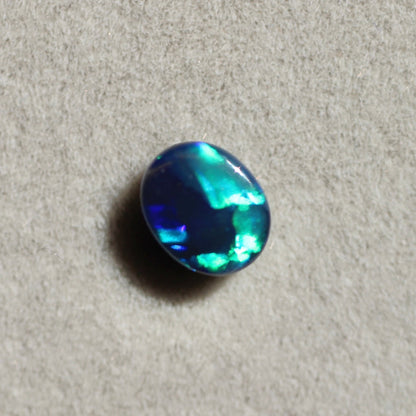 ブラックオパール 0.58ct オーバルカボションカット 6.2mm×5.1mm×2.9mm【MJ2647】