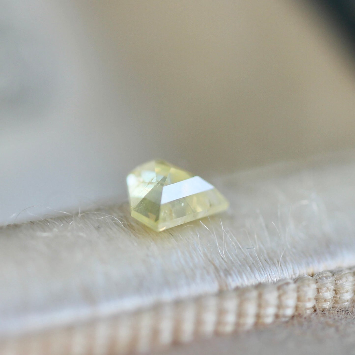 ダイヤカットイエロー ダイヤモンド 0.34ct 4.4mm×5.4mm-2.2mm 【MJ2466】