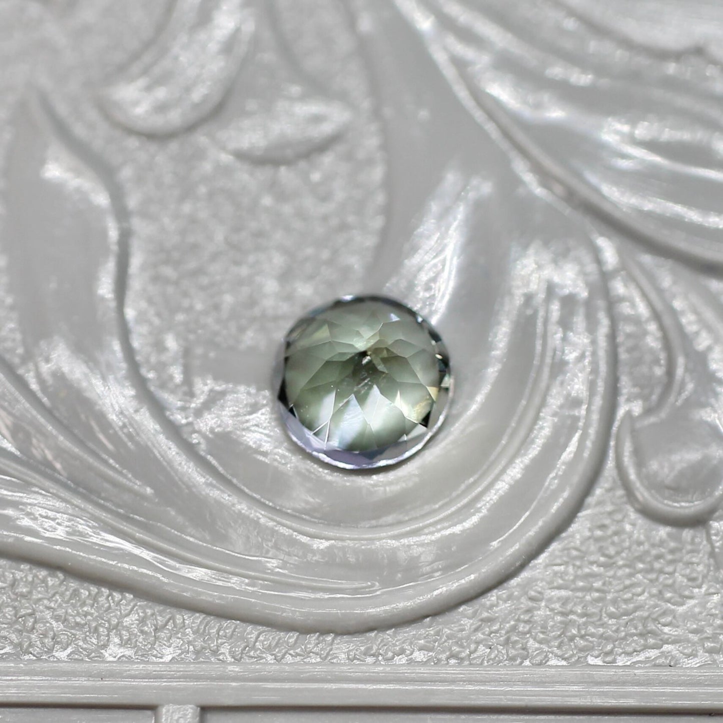 ラウンドカット バイカラーゾイサイト 0.53ct  5.0mm×5.0mm×3.3mm 【MJ2526】