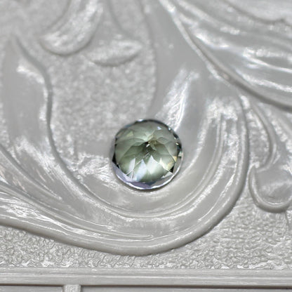 ラウンドカット バイカラーゾイサイト 0.53ct  5.0mm×5.0mm×3.3mm 【MJ2526】