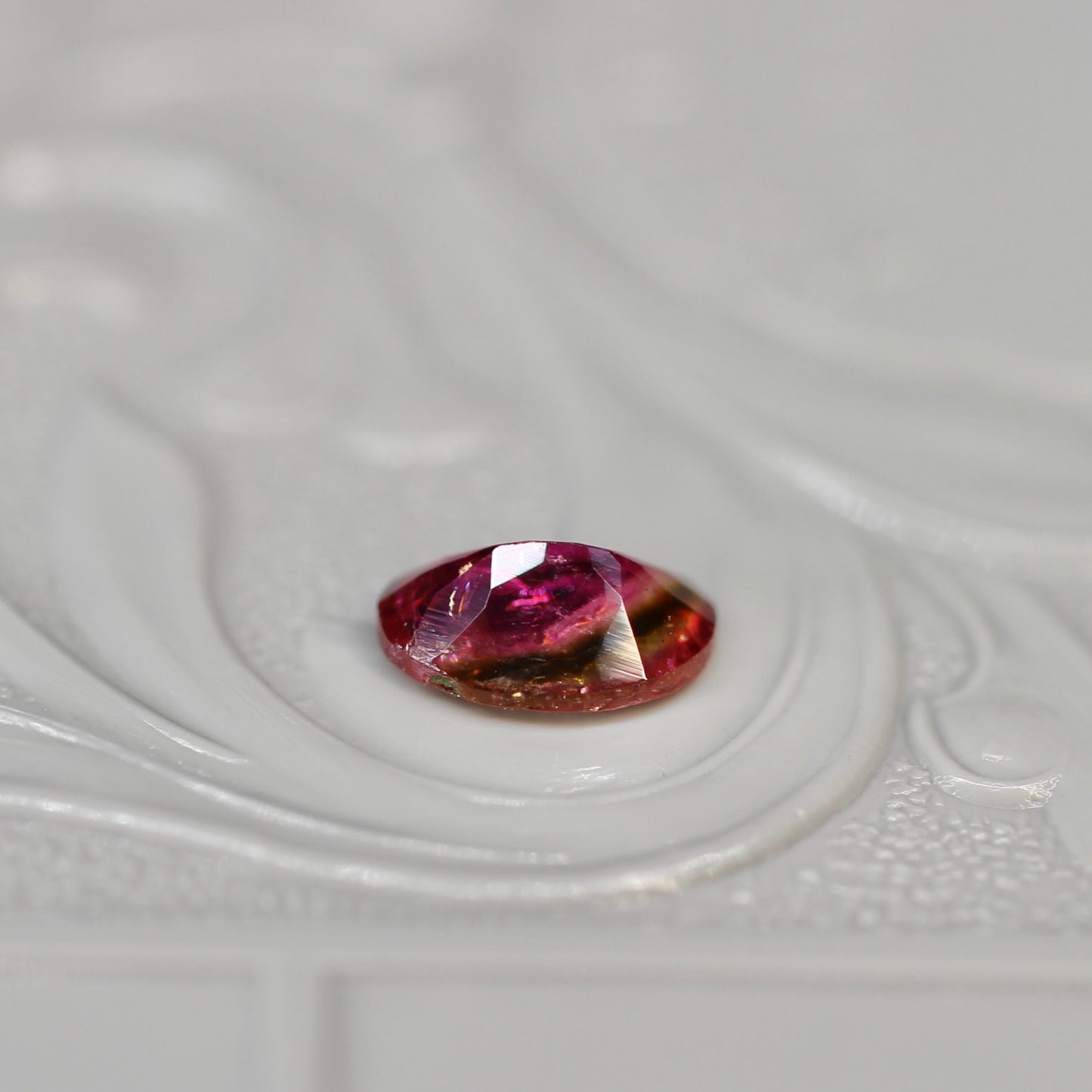 オーバルカット バイカラートルマリン 0.58ct  6.4mm×4.5mm×2.2mm【MJ2567】