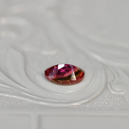 オーバルカット バイカラートルマリン 0.58ct  6.4mm×4.5mm×2.2mm【MJ2567】