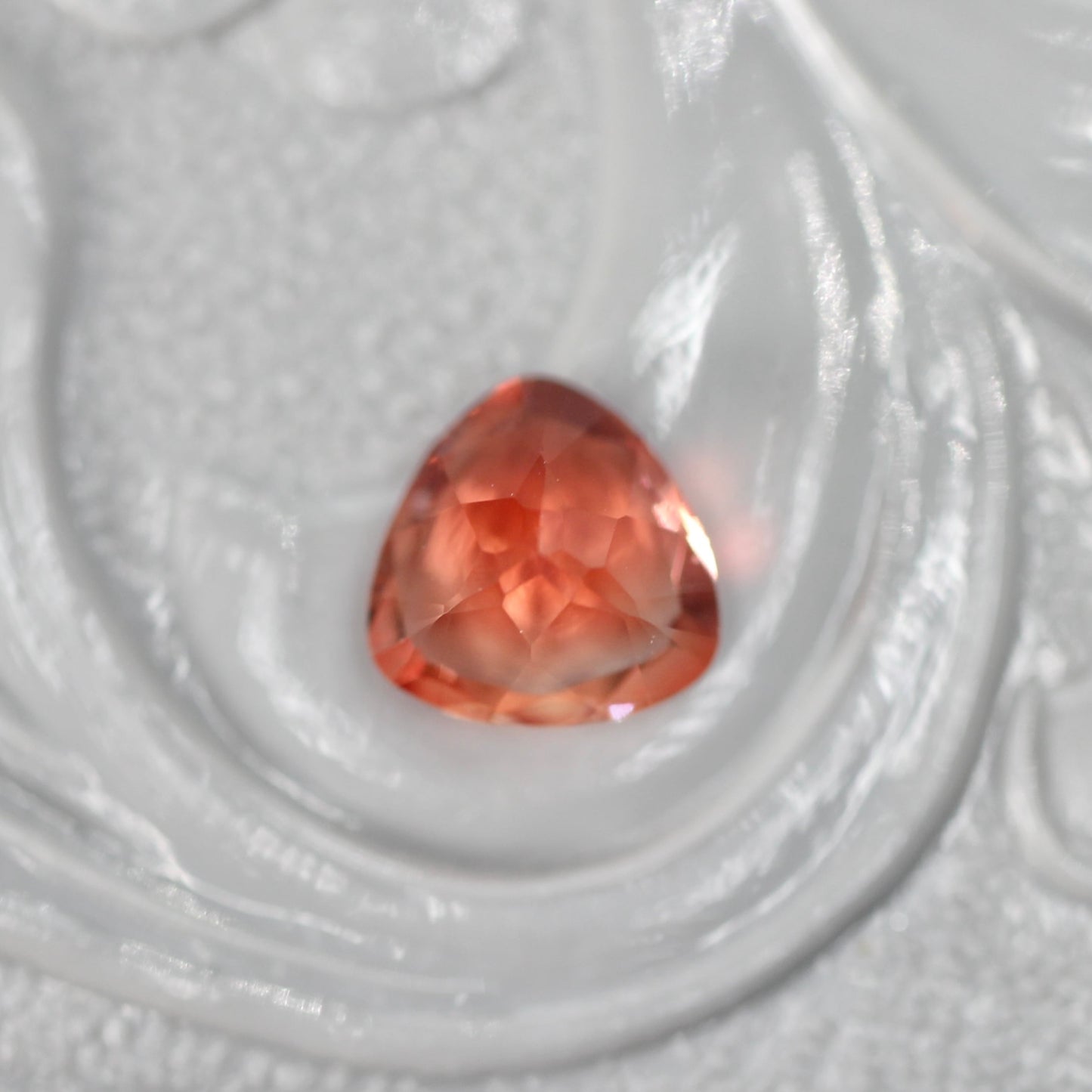 レッドラブラドライト 0.40ct トリリアントカット 5.1mm×5.1mm×3.2mm【MJ2566】