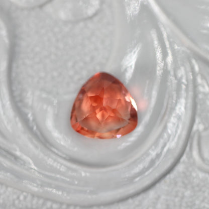 レッドラブラドライト 0.40ct トリリアントカット 5.1mm×5.1mm×3.2mm【MJ2566】
