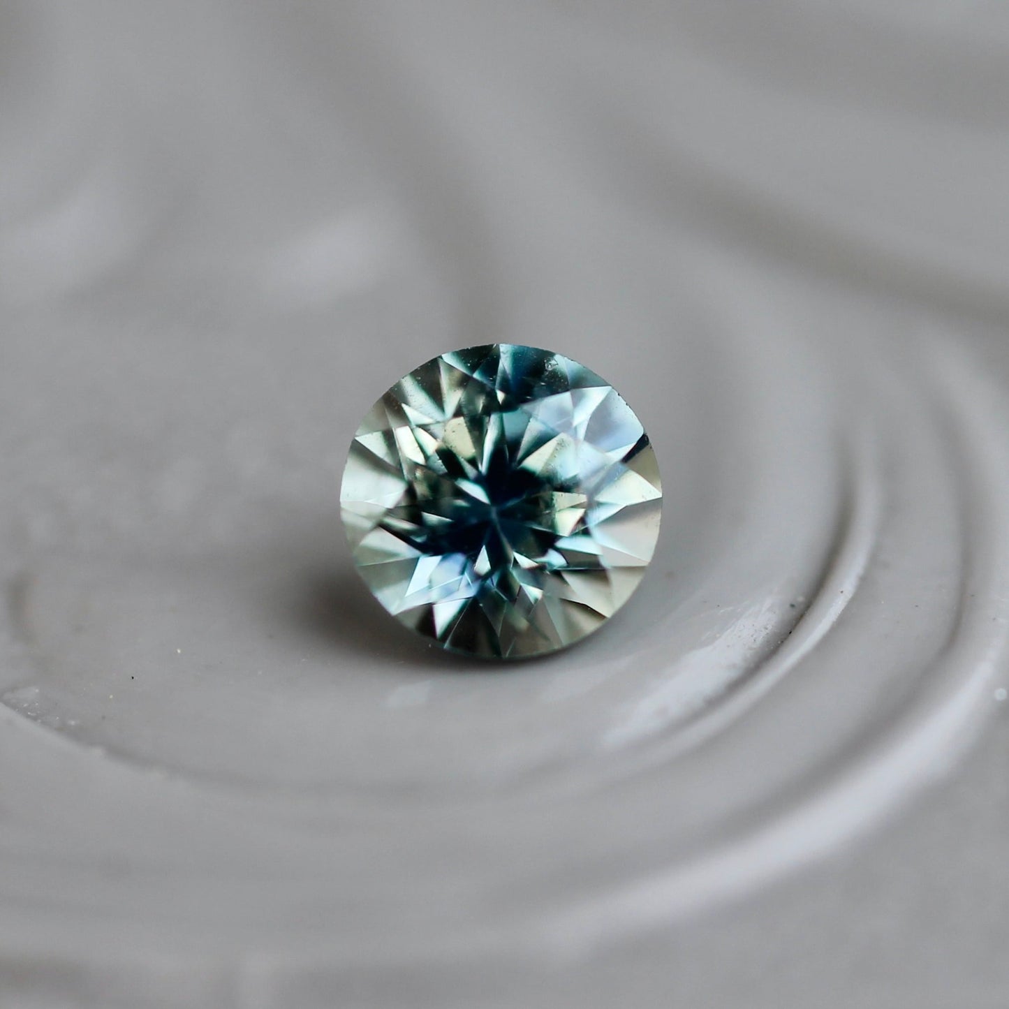 モンタナサファイア 0.25ct 3.7mm アメリカ・モンタナ州産  朝顔【MJ2426】