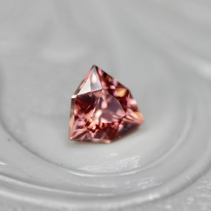 ピンクジルコン 0.53ct トリリアント特殊カット 4.8mm×4.8mm×3.3mm【MJ2700】