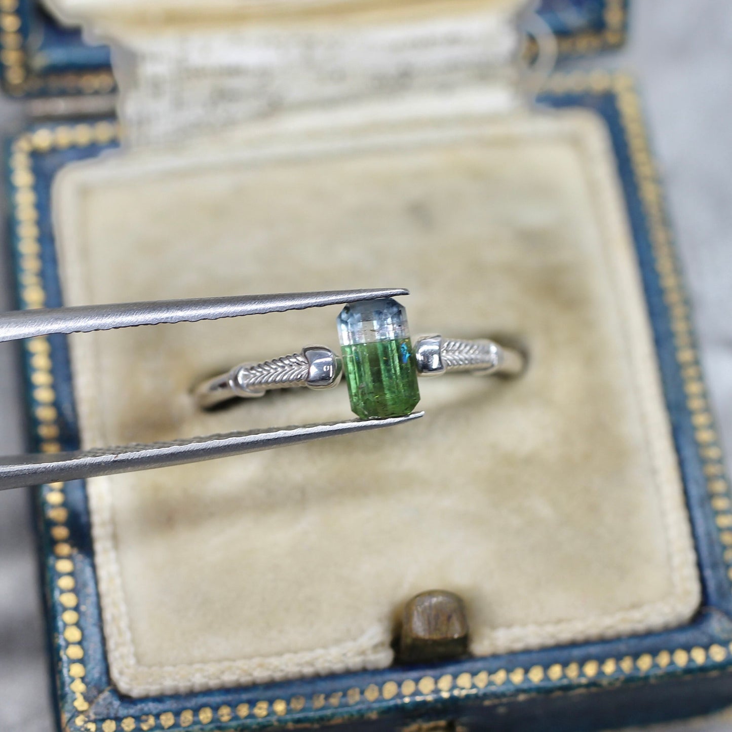 エメラルドカット バイカラートルマリン 0.65ct 6.1mm×3.5mm-2.5mm 【MJ2517】