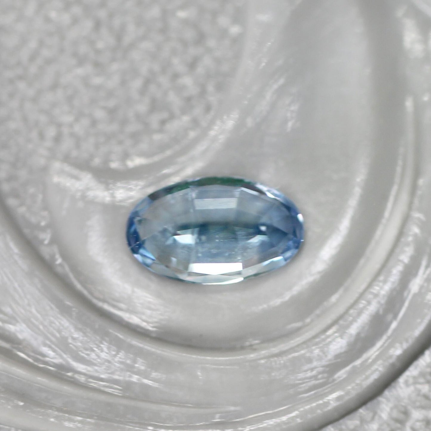 モンタナサファイア 0.27ct オーバルカット  4.9mm×2.9mm×2.2mm【MJ2734】